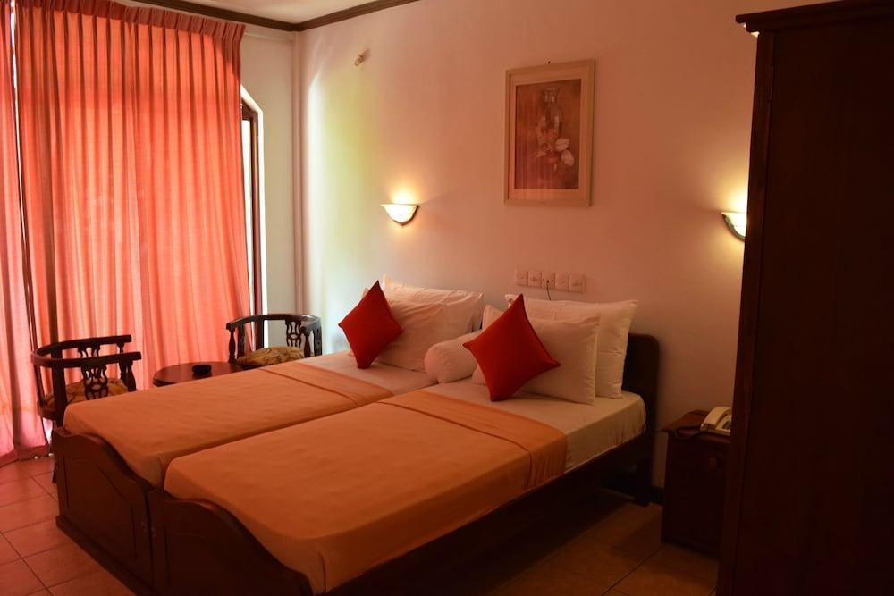 Hotel Lagoon Paradise Негомбо Экстерьер фото