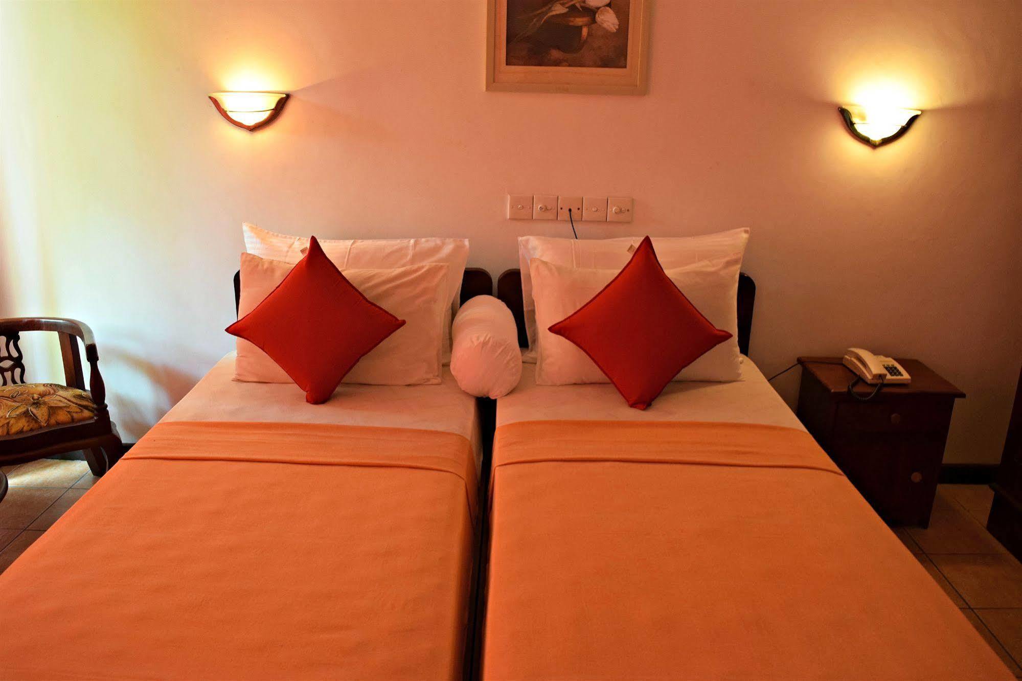 Hotel Lagoon Paradise Негомбо Экстерьер фото