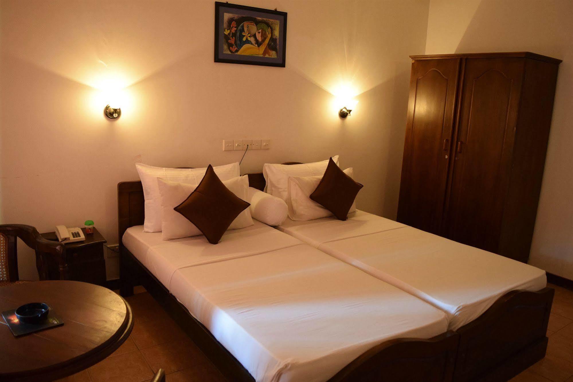 Hotel Lagoon Paradise Негомбо Экстерьер фото
