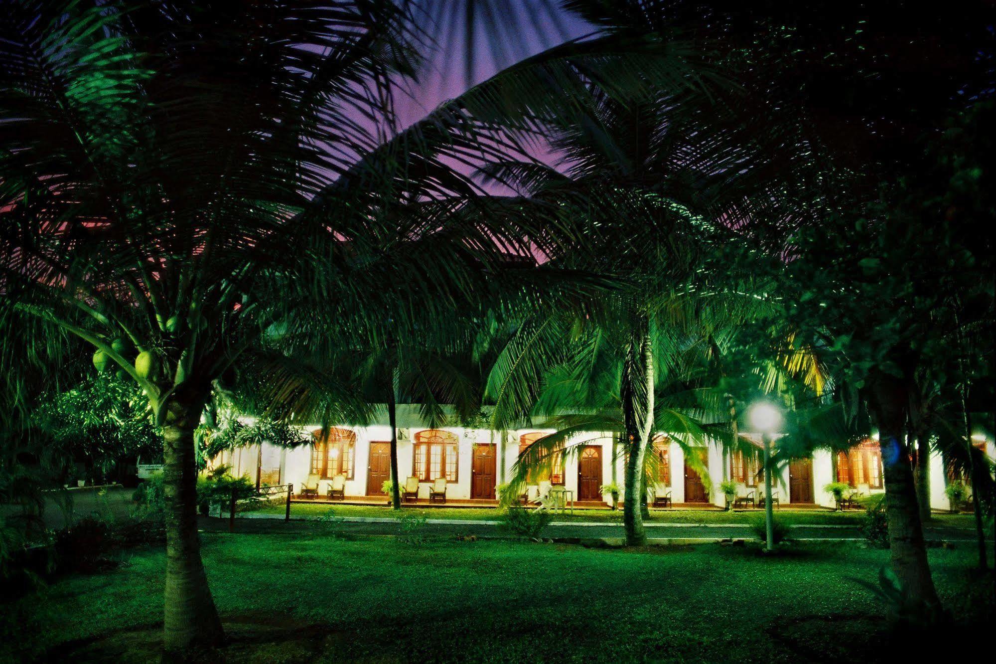 Hotel Lagoon Paradise Негомбо Экстерьер фото