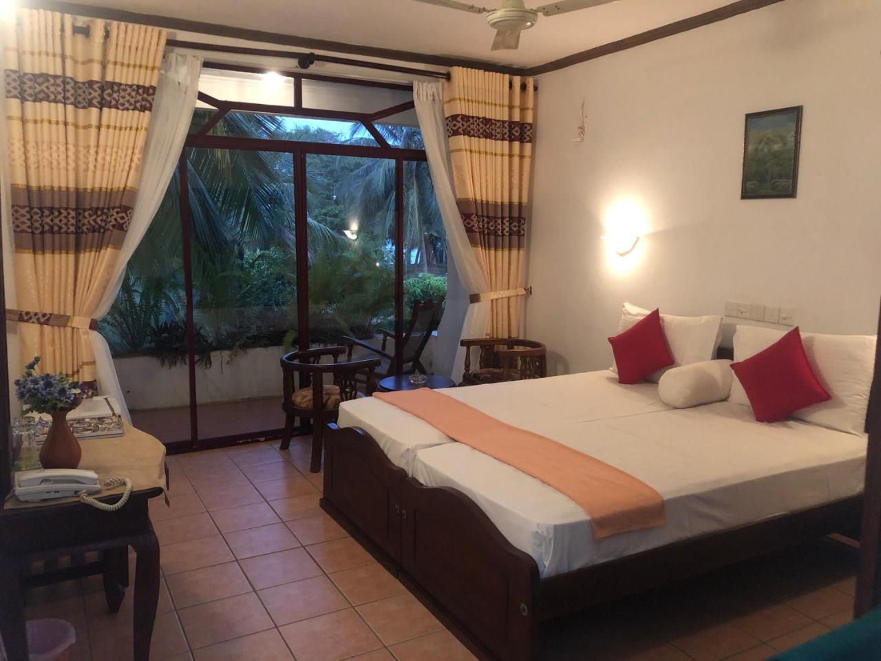 Hotel Lagoon Paradise Негомбо Экстерьер фото